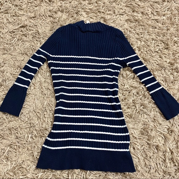 2000’s Navy striped sweater V-neck - Picture 3 of 3
